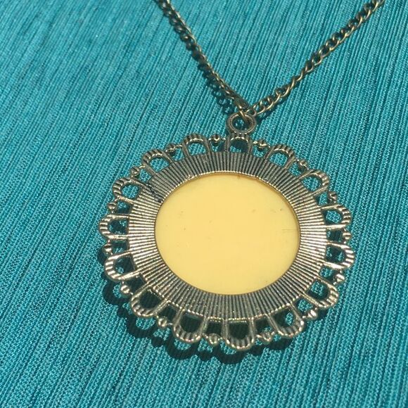 (T2) Vintage Style Flower Necklace - Picture 3 of 4